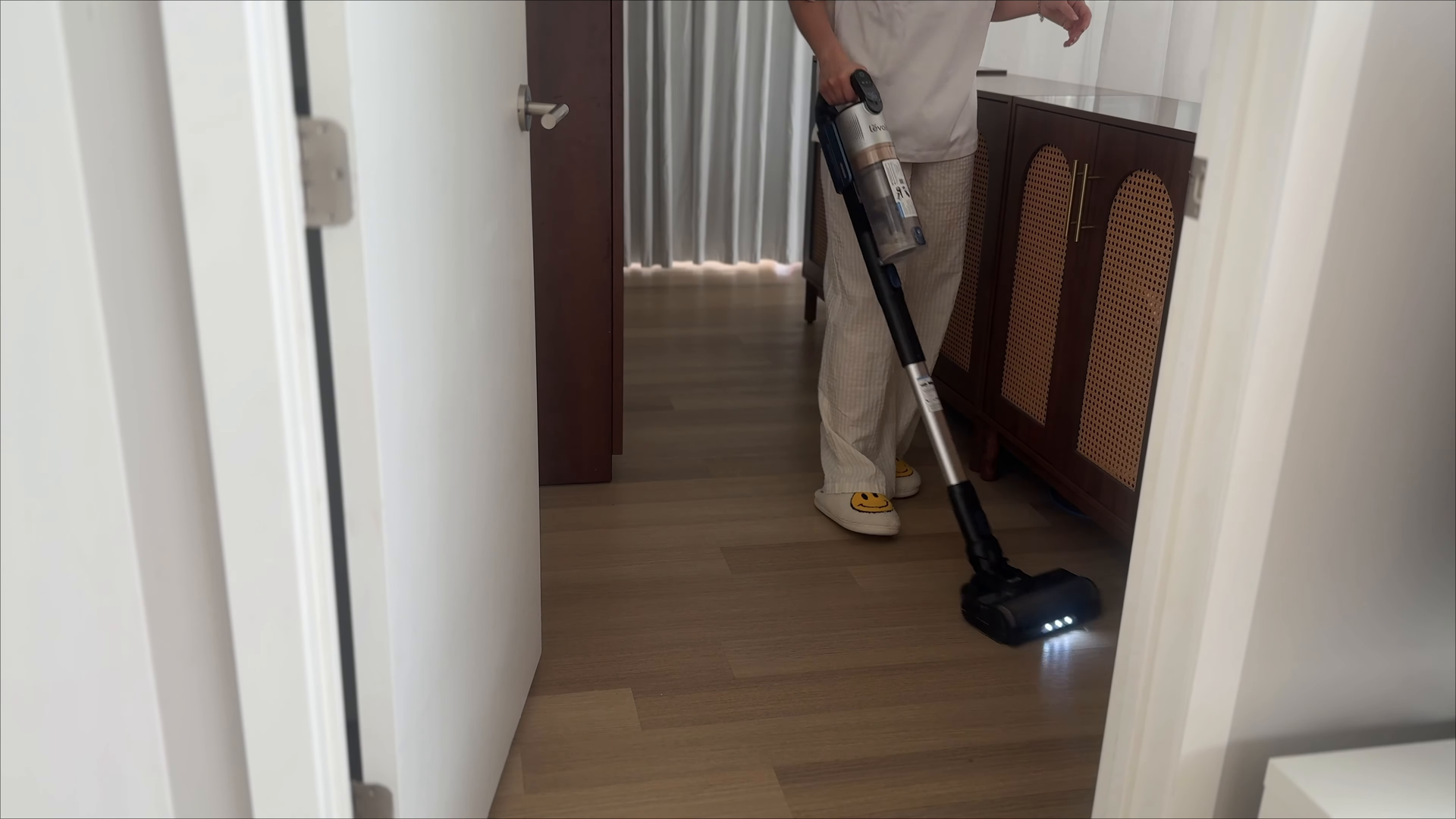 House cleaner detailing a Stuyvesant Square Manhattan apartment kitchen
