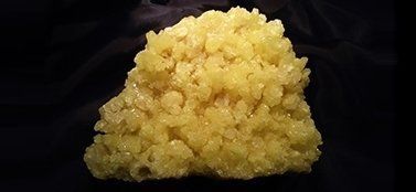 Un primo piano di una spugna gialla su uno sfondo nero