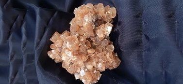 Un primo piano di un pezzo di roccia su un panno blu.