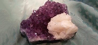 Un primo piano di una roccia viola e bianca su un tavolo.