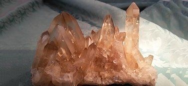 Un primo piano di un cristallo appoggiato su un tavolo.