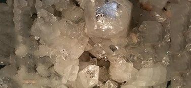 Un primo piano di una pila di cristalli su un tavolo.