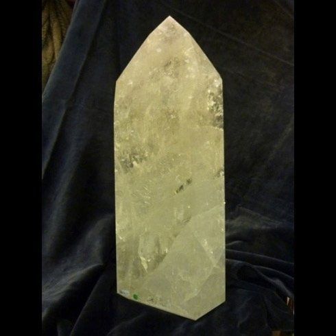 Un grande cristallo appoggiato su un panno blu