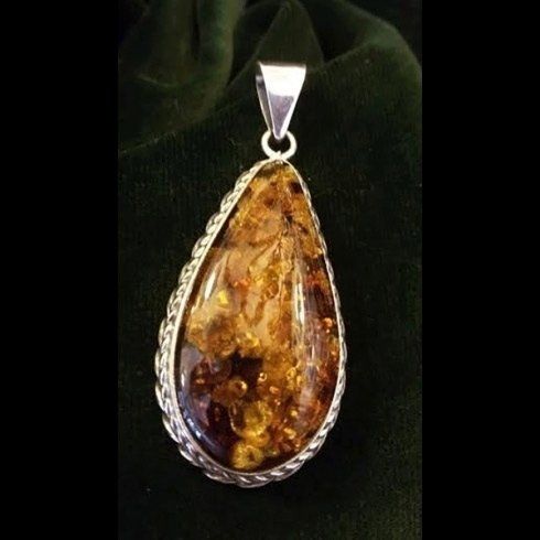 Un ciondolo con una pietra a forma di lacrima in una cornice d'argento