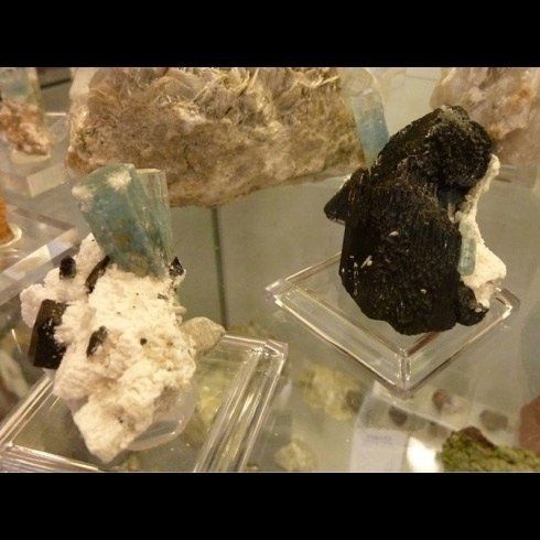 Primo piano di due rocce esposte su un tavolo.