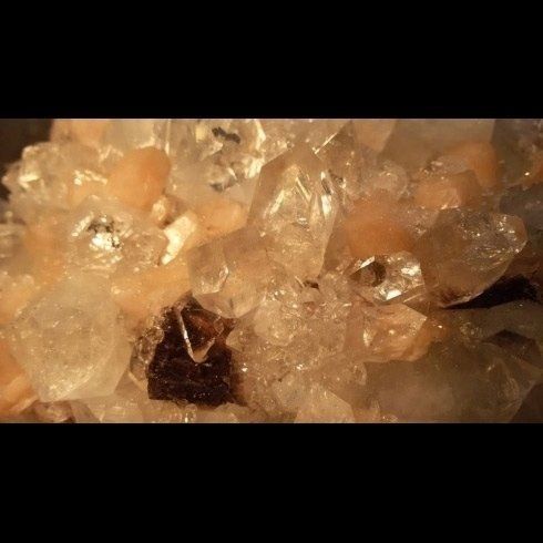 Un primo piano di un mucchio di cristalli trasparenti