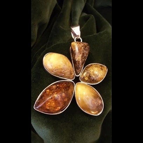 Un primo piano di un ciondolo su un panno verde