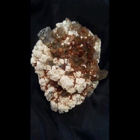 Un primo piano di una roccia con uno sfondo nero