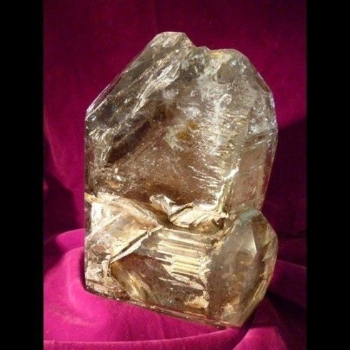 Un grande pezzo di vetro è appoggiato su un panno rosa