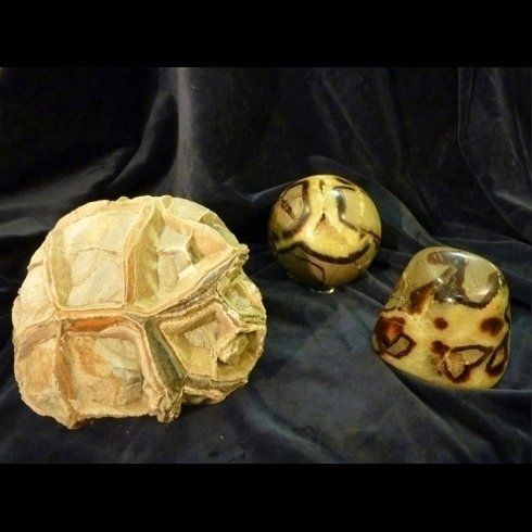 Tre palline sono appoggiate su un panno nero su un tavolo