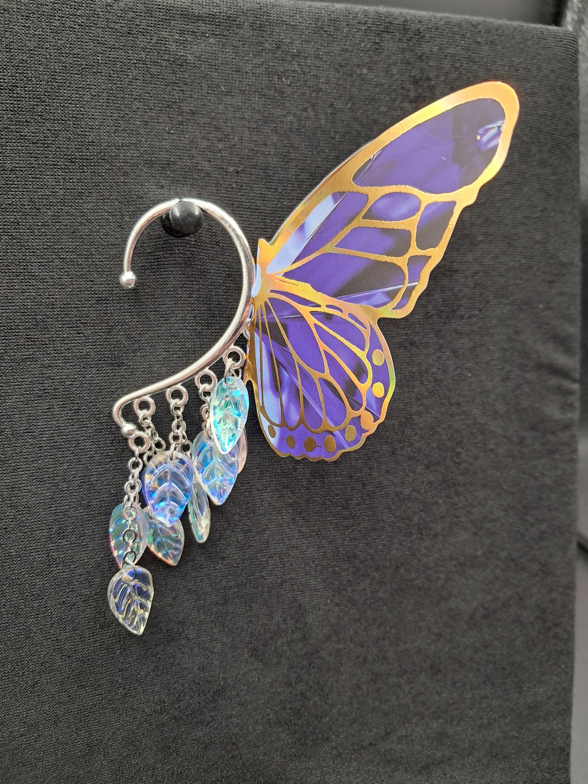 Zilverkleurige earcuff met paarse vlinder en glazen blaadjes