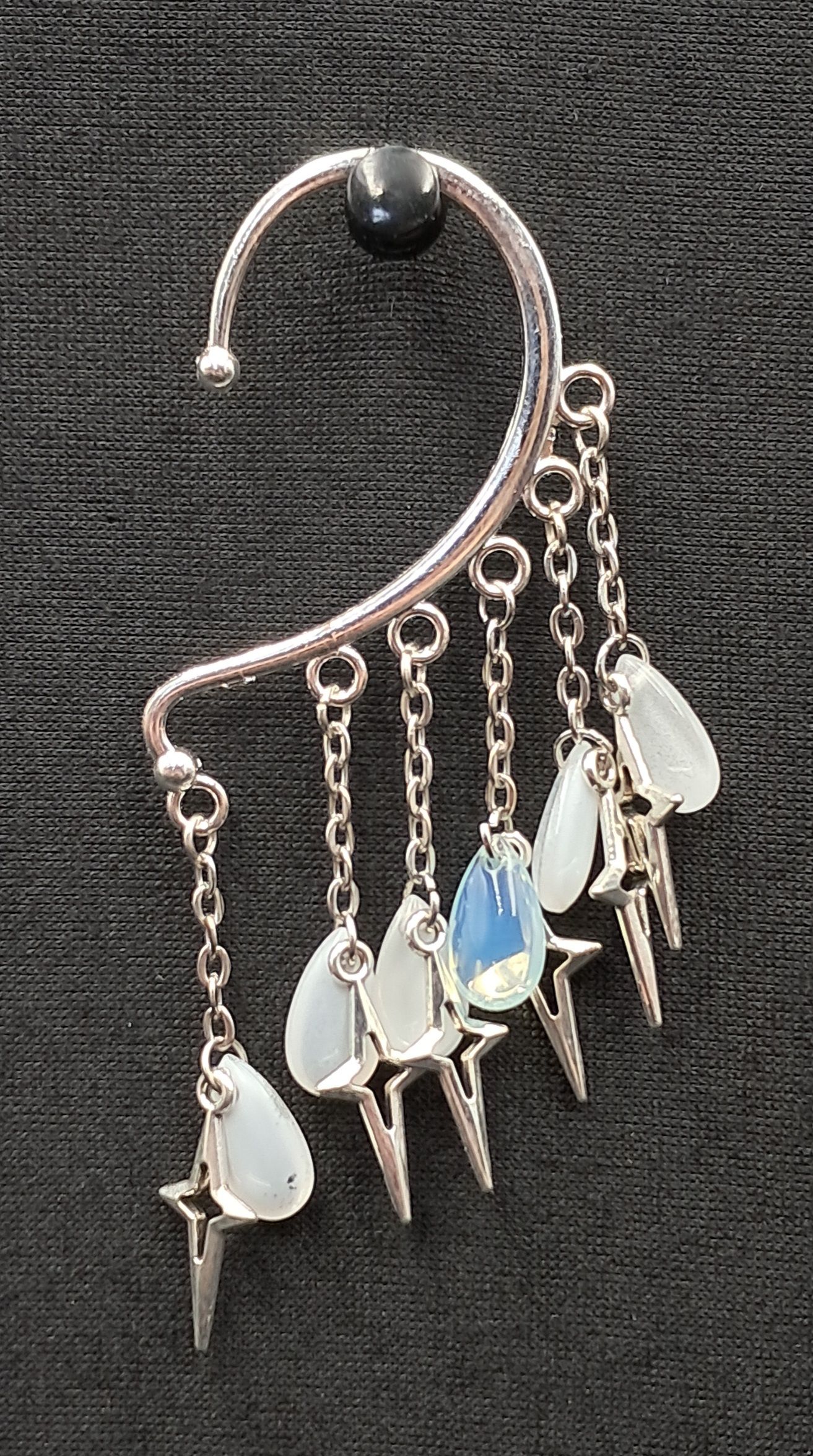 ear cuff met sterren en witte glazen druppels