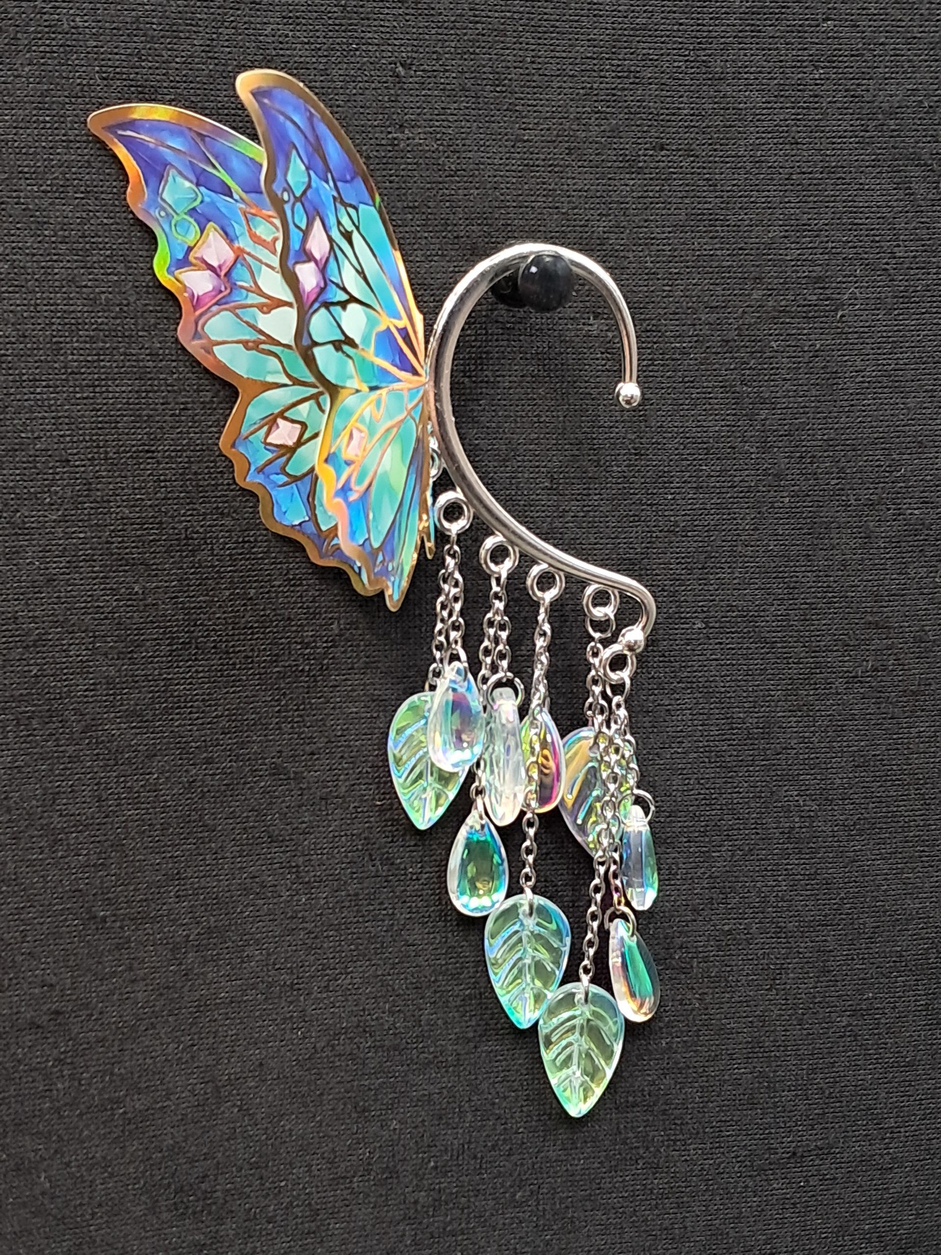 Fantasy  vlinder earcuff met holografische glazen druppels en blaadjes
