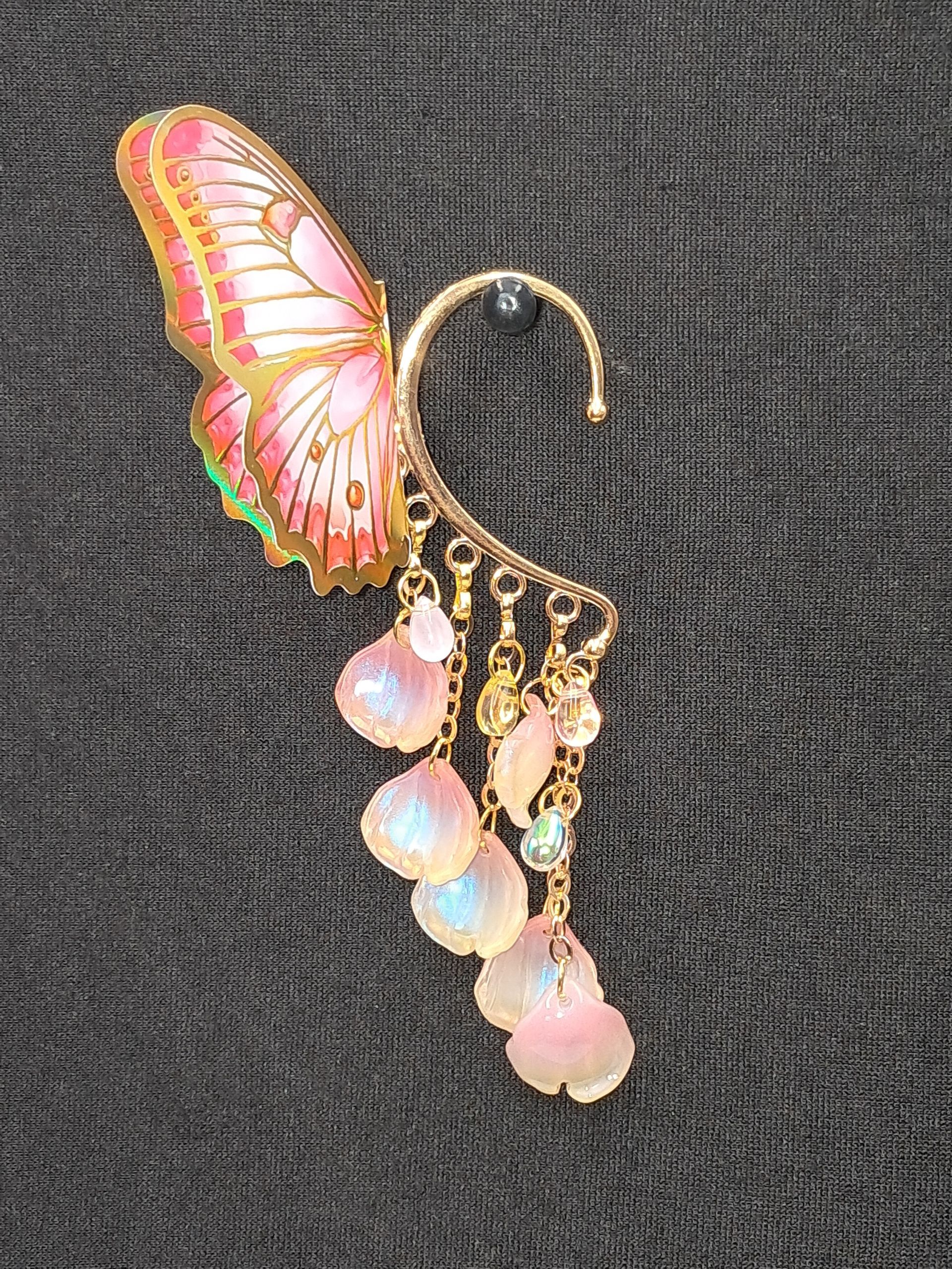 Roze vlinder earcuff met roze glazen blaadjes