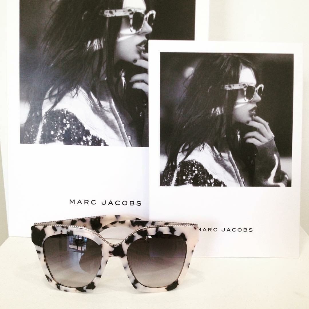 degli occhiali da sole zebrati della marca Marc Jacobs