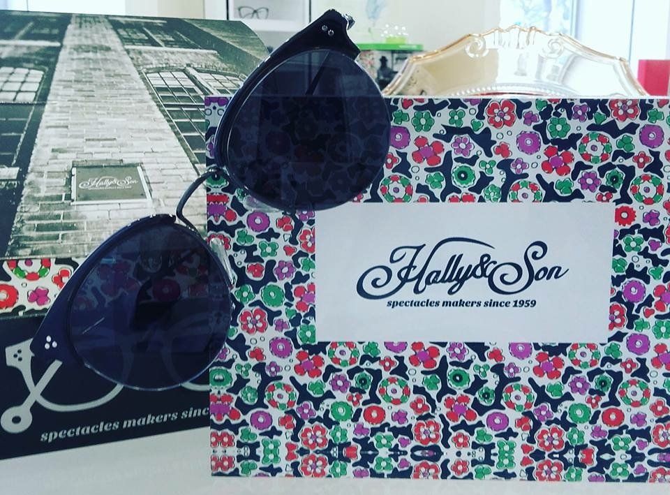 degli occhiali da sole neri della marca Hally & Son