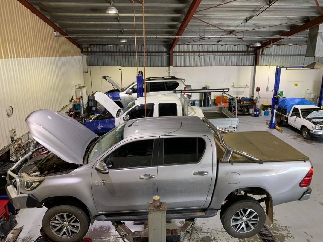 image of cars in a mechanics bay in dubbo
