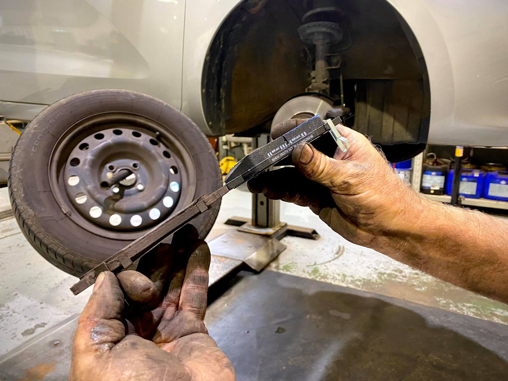 hand measuring a car part