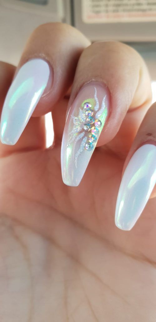 Eine Nahaufnahme der Nägel einer Person mit einem Design darauf.