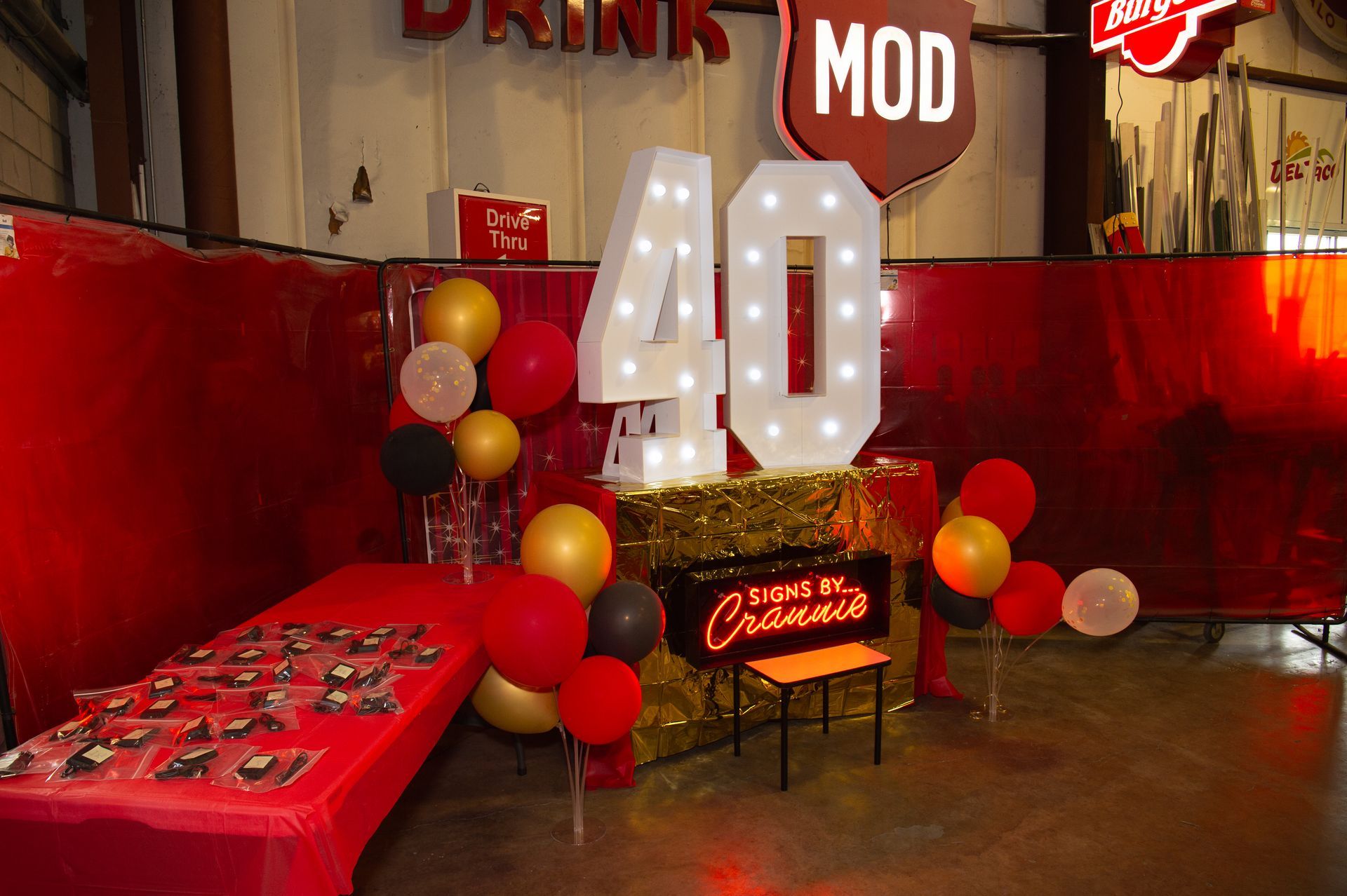 A room with balloons and a sign that says mod