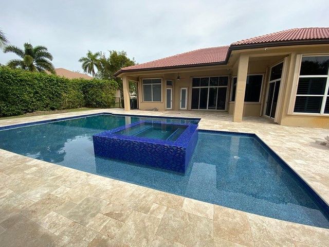 Custom deck design in Broward County