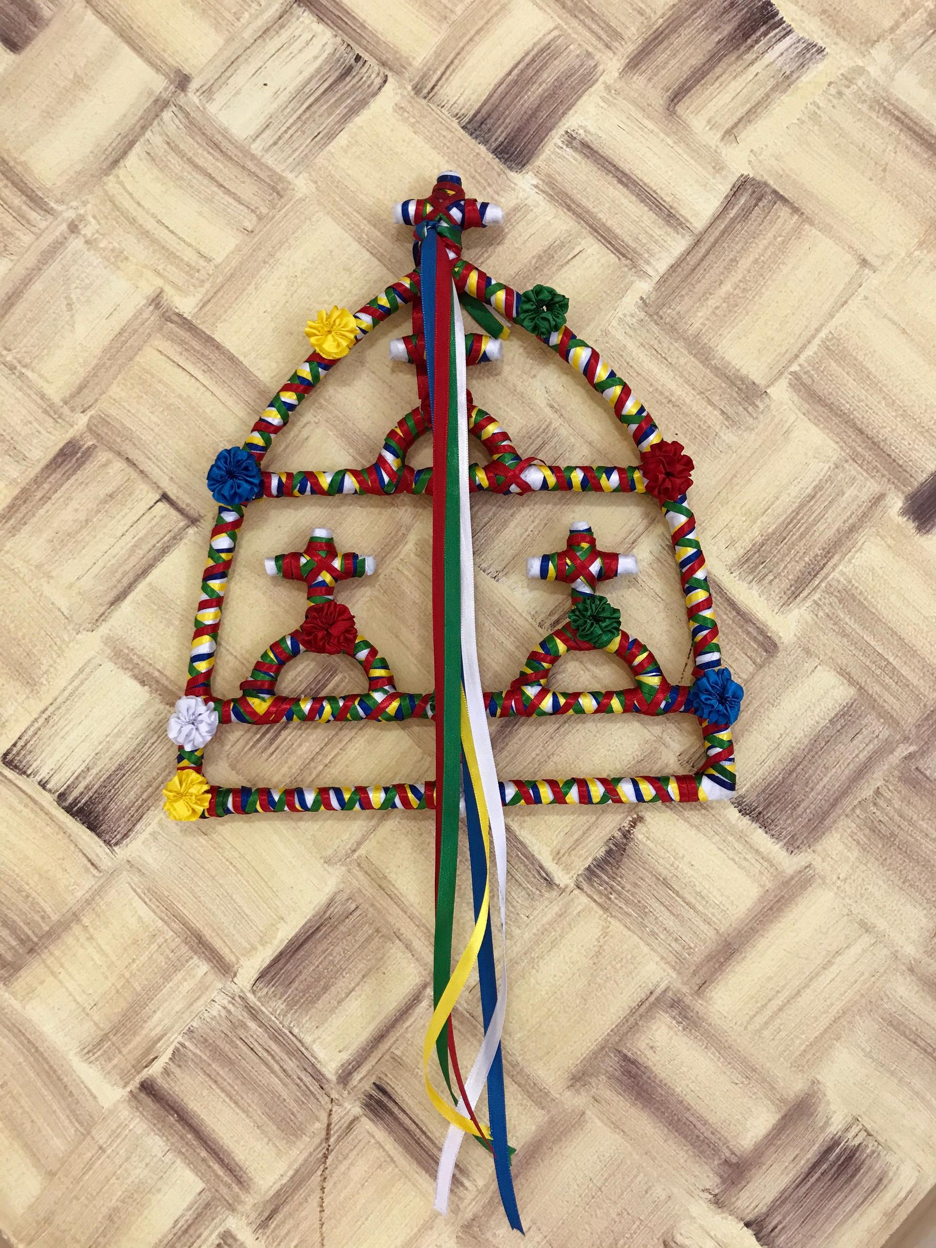 Uma pipa colorida está sobre uma mesa de madeira.