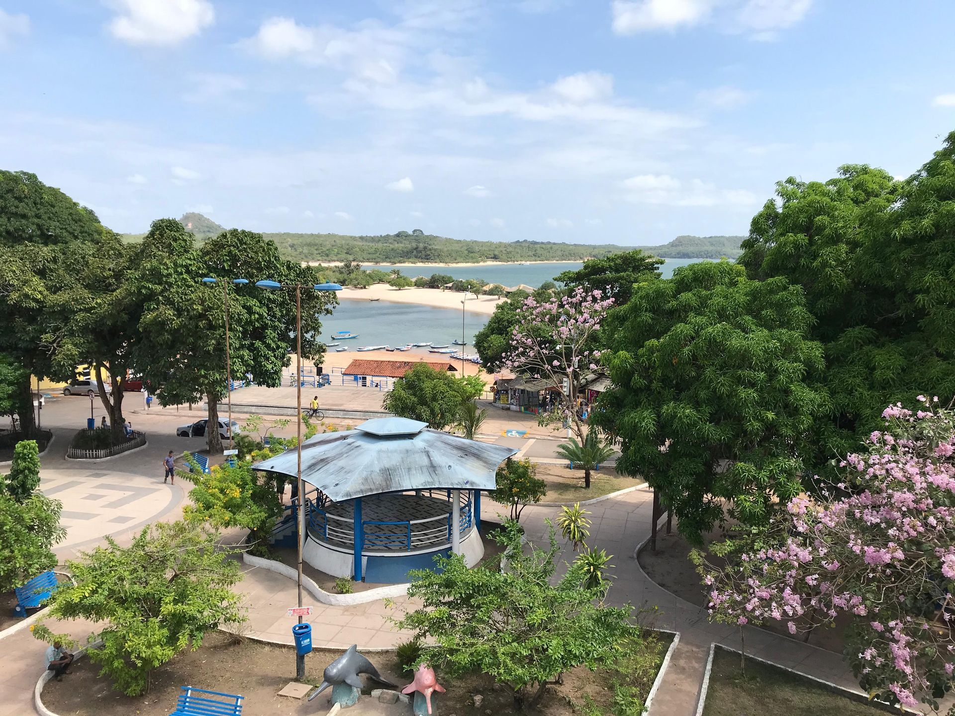 Uma vista aérea de um parque com um mirante e árvores.