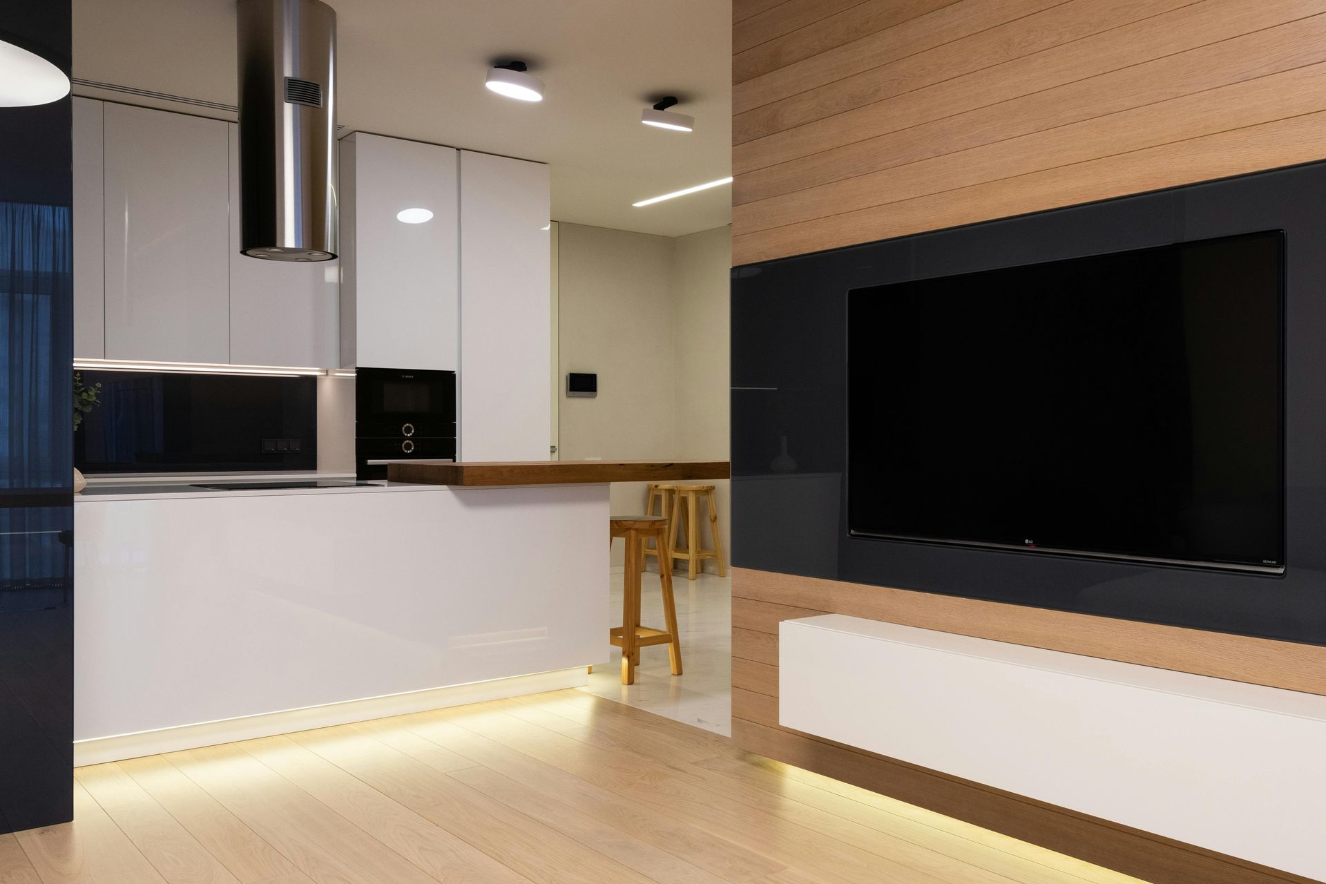 A living room with a flat screen tv on the wall.