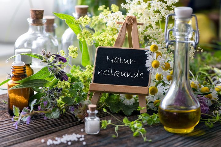 Eine Tafel mit einem Schild mit der Aufschrift „Naturheilkunde“ darauf