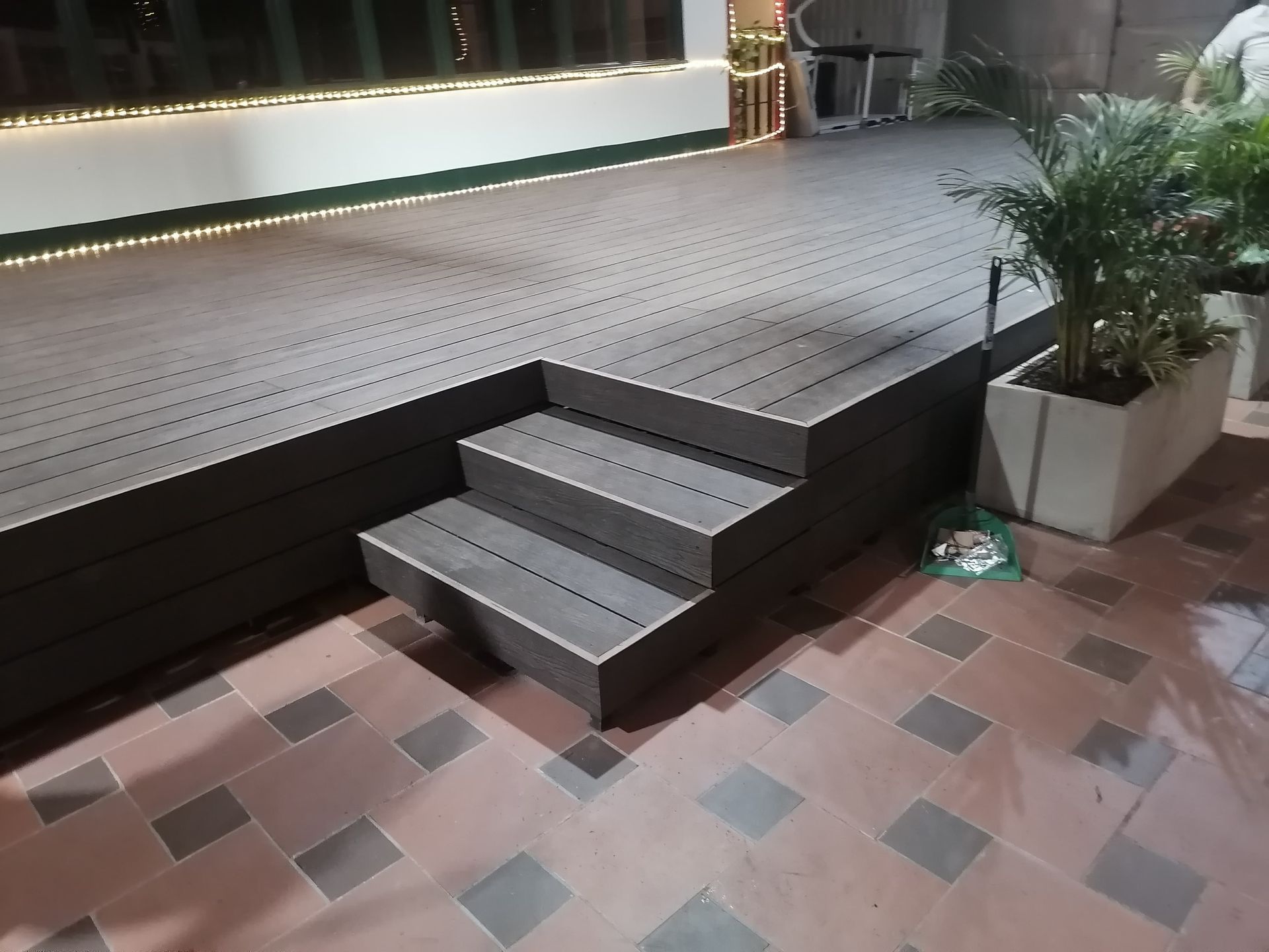 Se está construyendo una terraza de madera en un balcón.