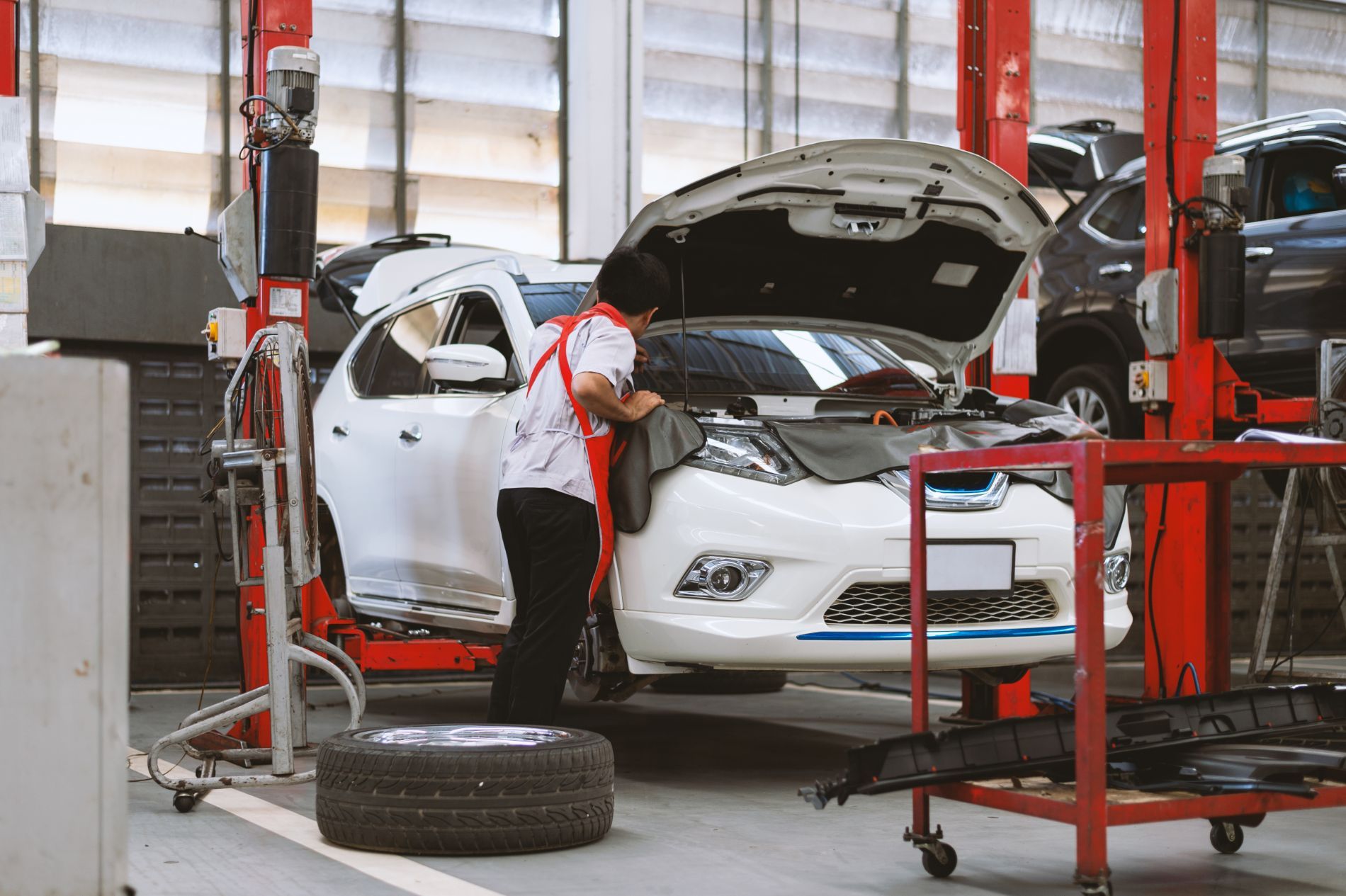 meccanico in officina durante un intervento