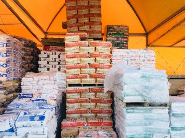 deposito di sacchi di cemento