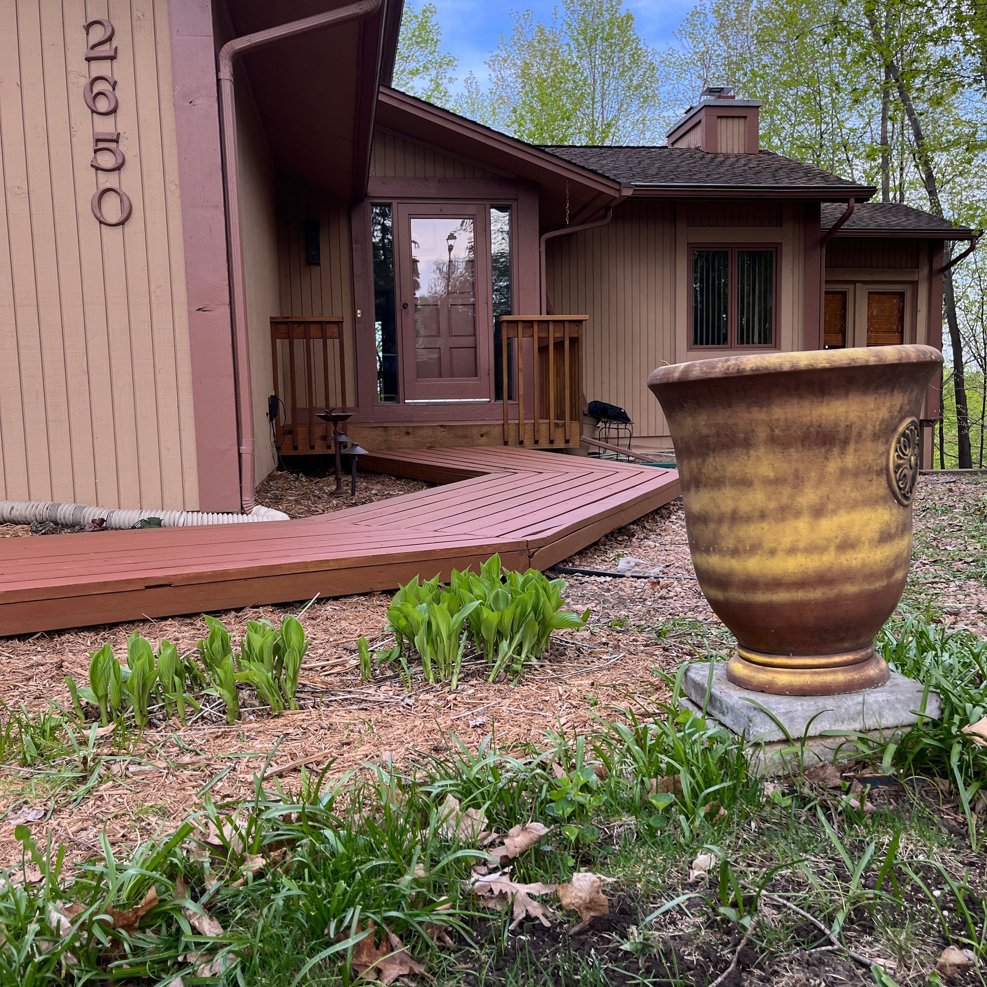 A house with the number 2500 on the side of it