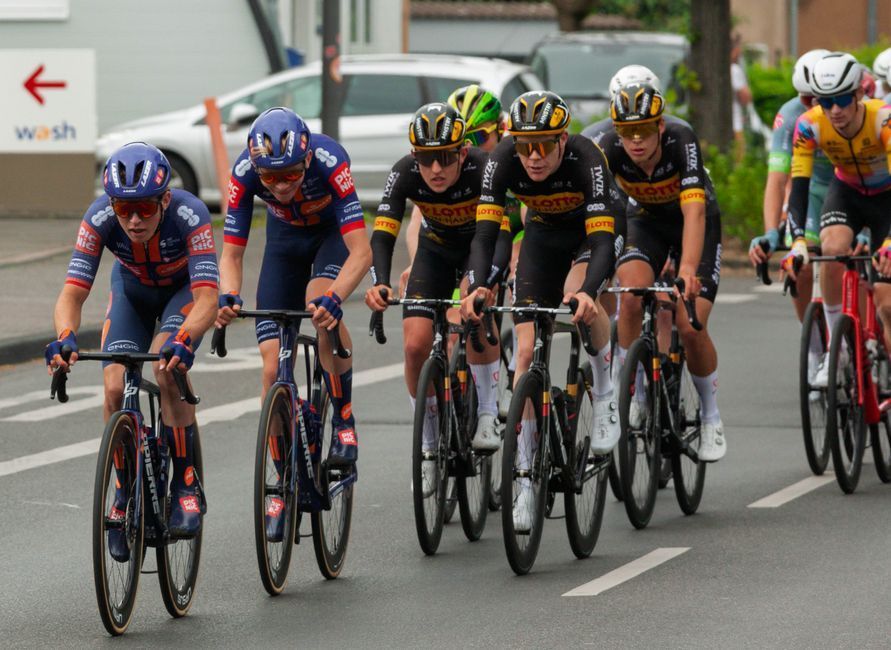 Profpeloton in koers tijdens een wielerwedstrijd