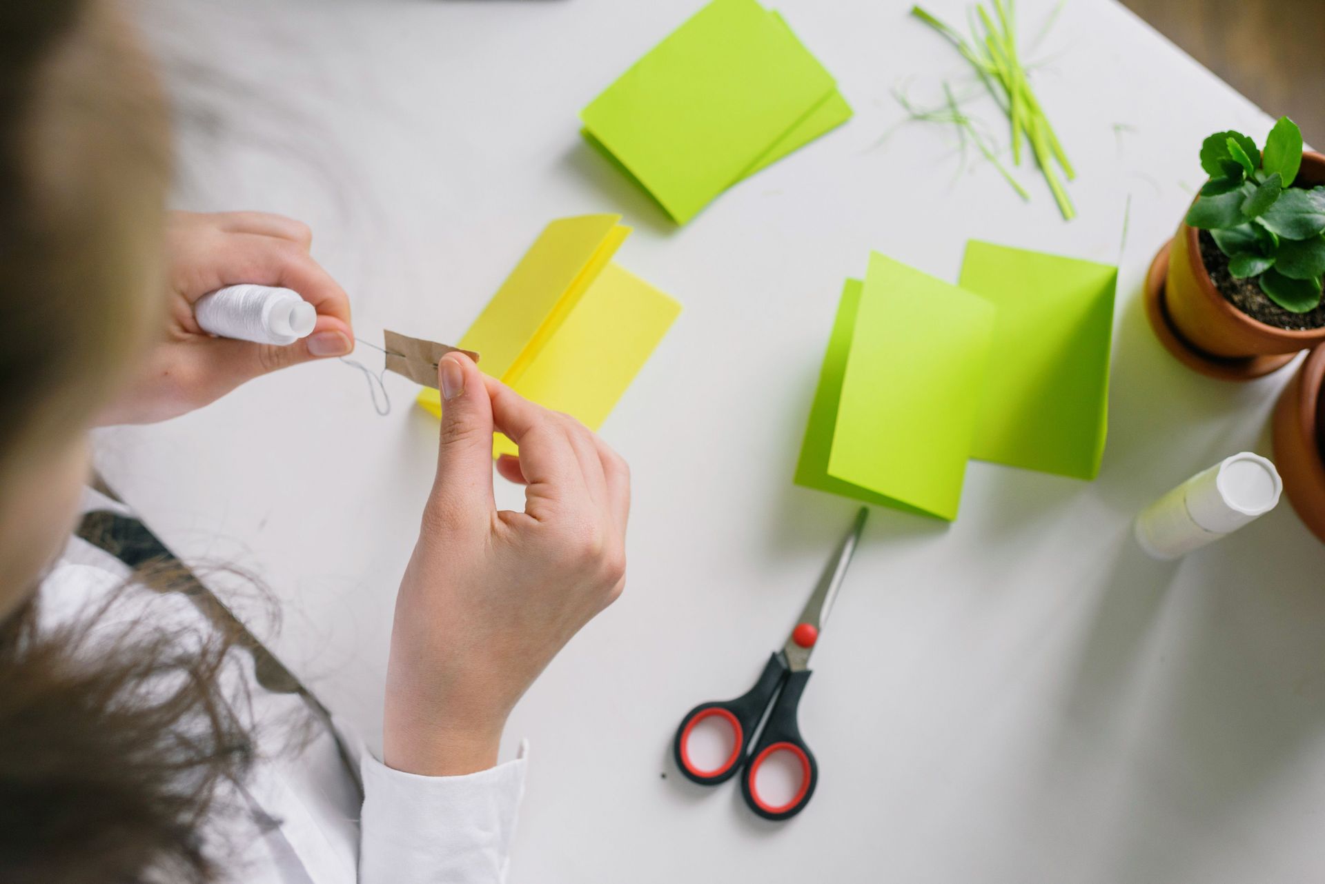 Van hobby naar bedrijf: iemand werkt aan zijn eigen onderneming