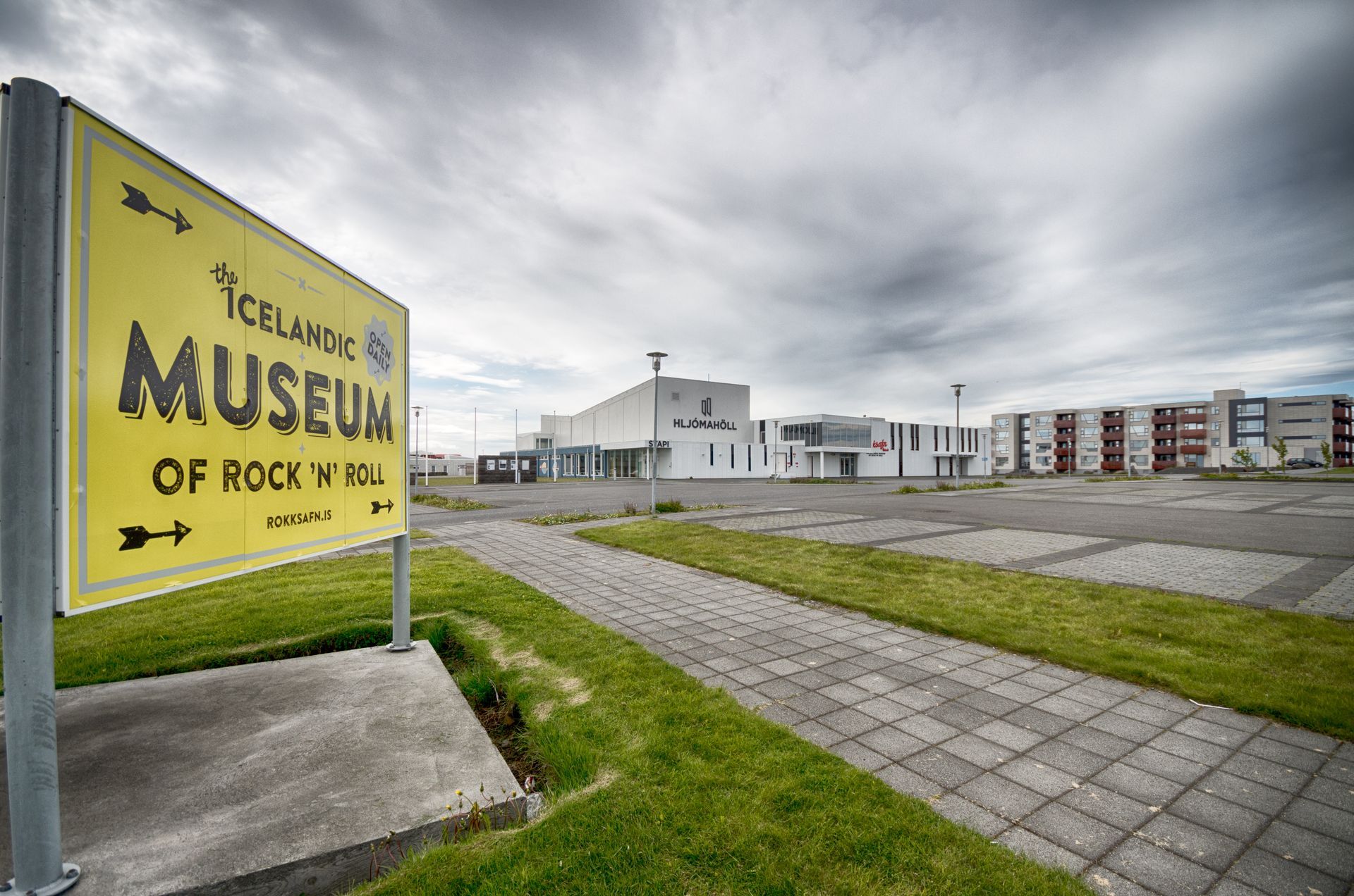 Mynd tekin fyrir utan Hljómahöll og Rokksafn Íslands í Reykjanesbæ með merki Icelandic Museum of Rock ’n’ Roll í forgrunni.