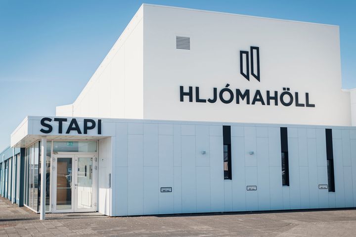 Mynd tekin fyrir utan Hljómahöll og Rokksafn Íslands í Reykjanesbæ með merki Icelandic Museum of Rock ’n’ Roll í forgrunni.