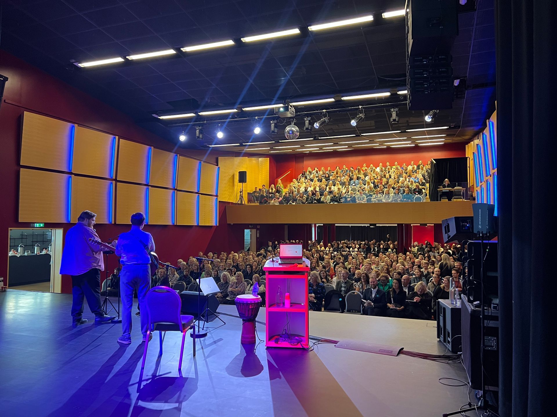 Live performance on stage during a full-house event in Stapi’s auditorium.