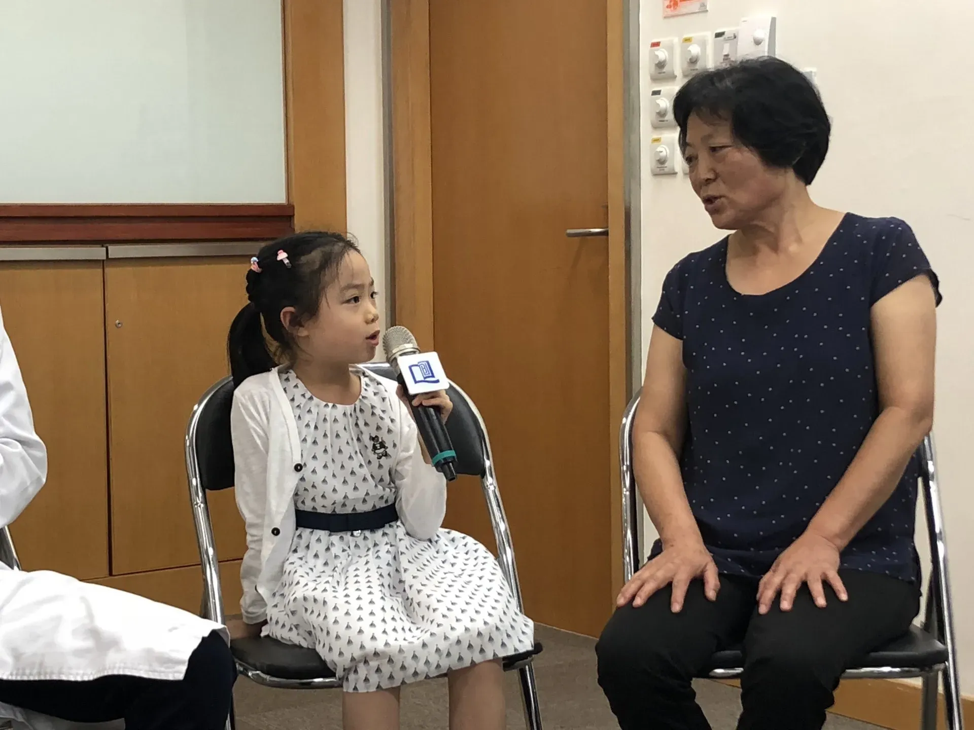患者家庭受訪並參加由前香港浸會大學中醫藥學院中醫臨床教授孫素明中醫師推行有關小兒推拿的臨床實驗