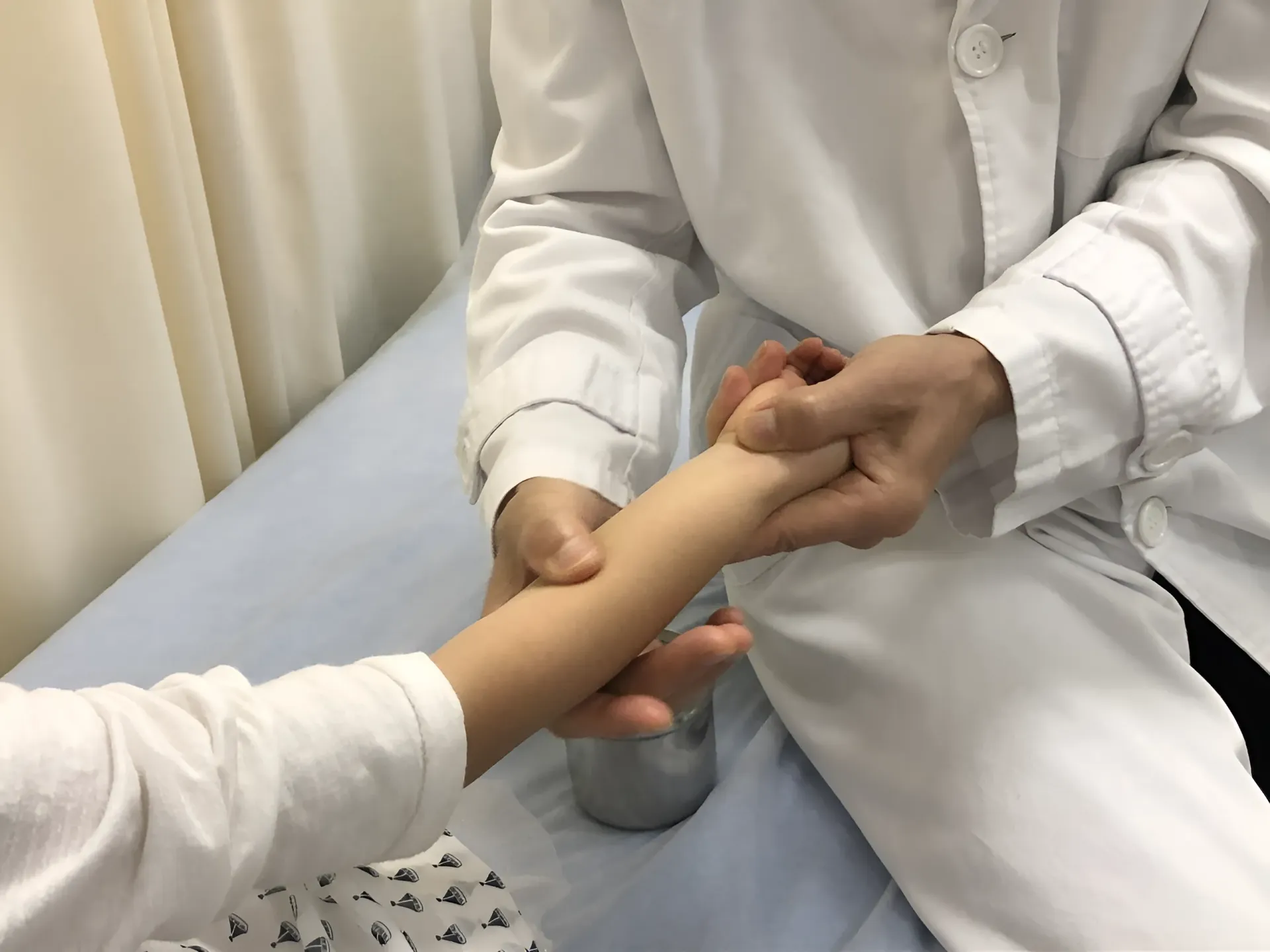 中醫師利用兒童獨有穴位研小兒推拿療法｜結合中藥可令哮喘斷尾