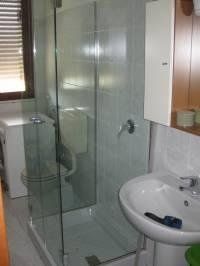 box doccia in vetro con giunture in acciaio