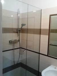 bagno con box doccia realizzato in vetro