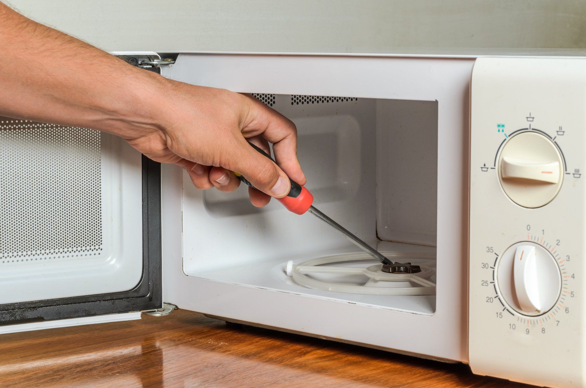 How to Fix a Microwave That Isn't Heating