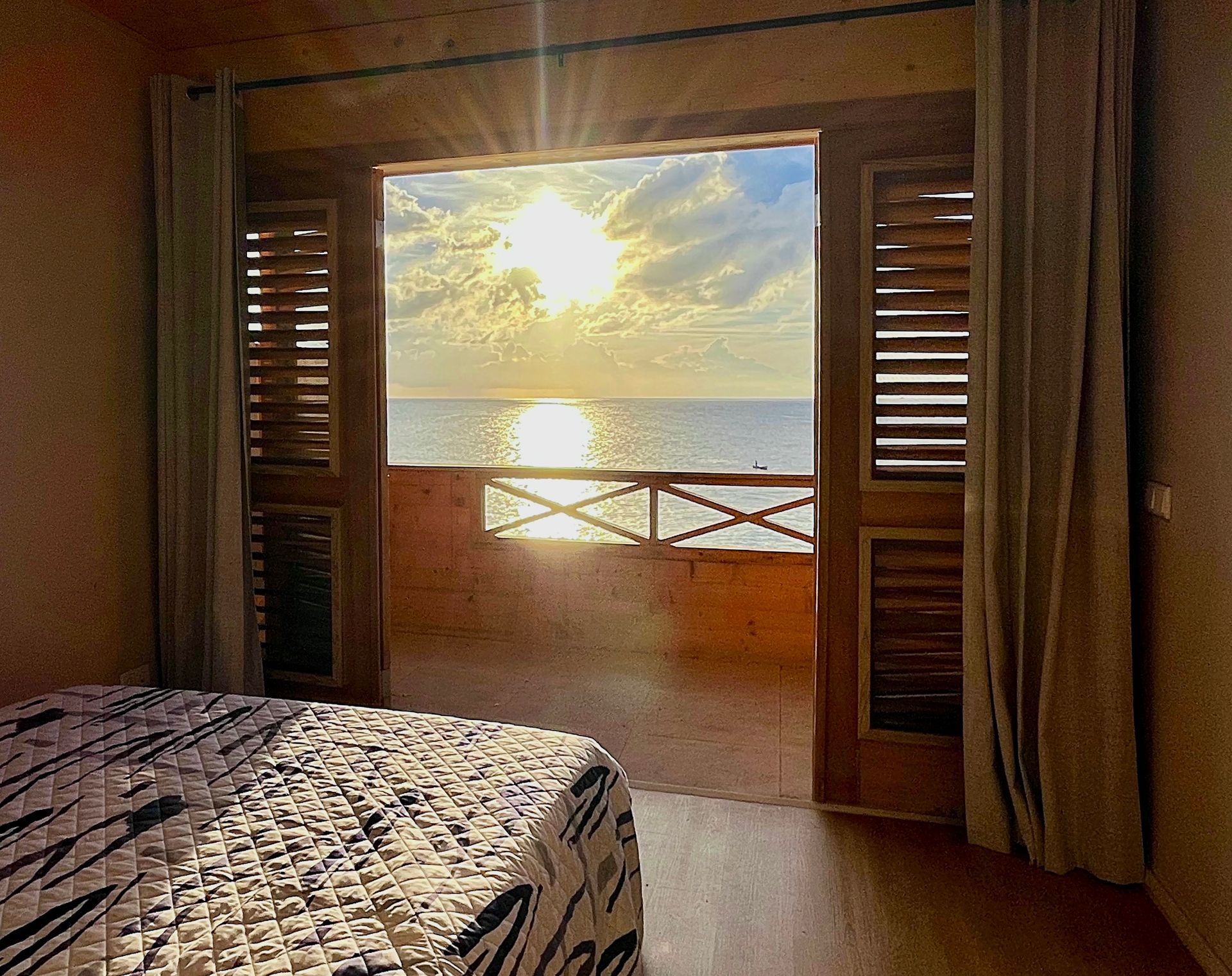 Eco lodge on west coast of Curacao, suite with separate bedroom, queen size bed, airconditioned, balcony, romantic sunsets 