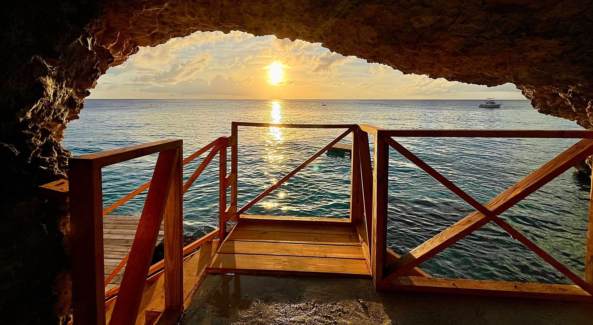 Modern oceanfront ecolodge on west coast of curacao, sea access and deck at swimming distance from diving spots and beach