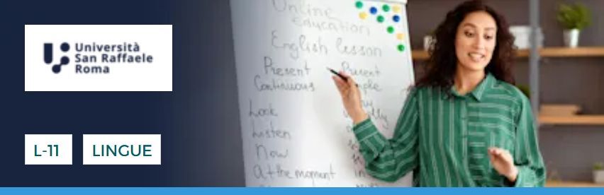 Donna che insegna inglese, scrivendo su una lavagna. Logo: Università San Raffaele Roma.