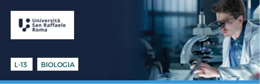 Logo e una persona che esamina i vetrini al microscopio. La persona indossa occhiali e camice da laboratorio.