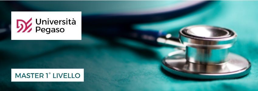 Uno stetoscopio su una superficie verde acqua con il logo dell'Università Pegaso e la dicitura 