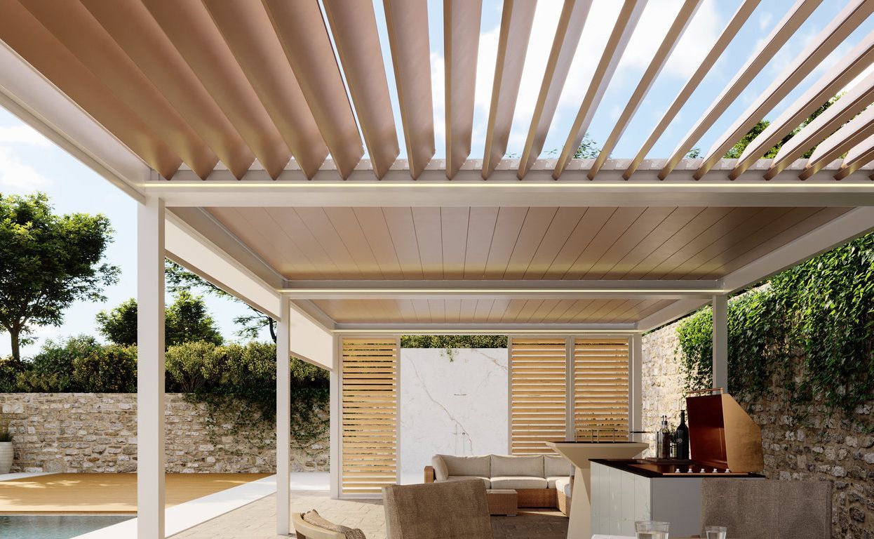Un soggiorno con pergolato e piscina sullo sfondo.