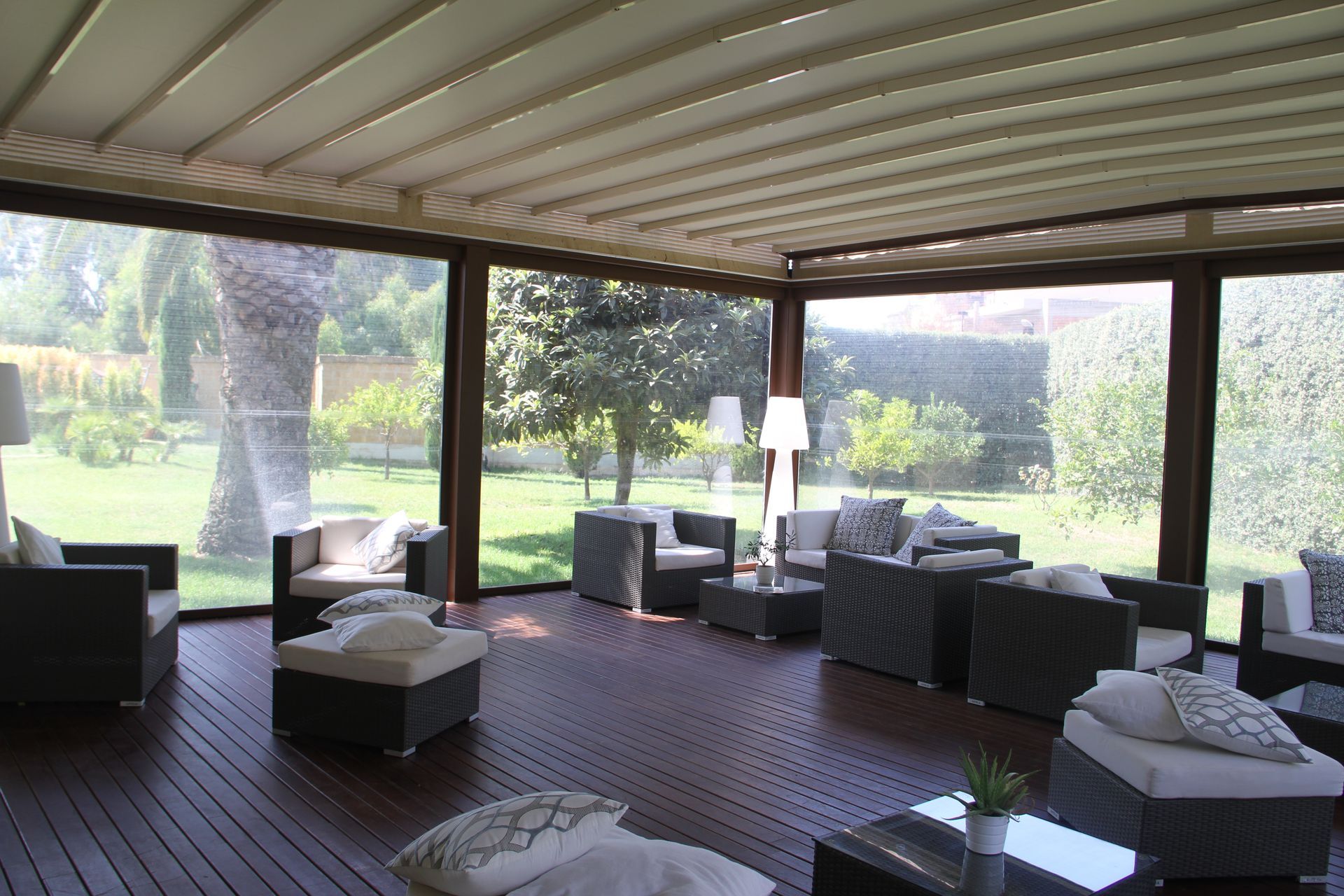 Un soggiorno con molti mobili e una grande finestra